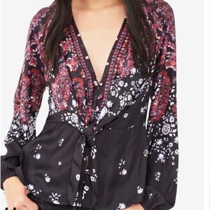Free People Run Free Tunic med Tie-Front V-Neck boho in Black and Burgundy